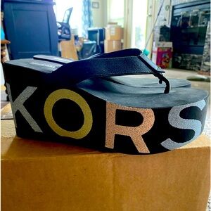 BLACK MICHAEL KORS FLOCKED EVA PLATFORM SANDALS SIZE 8